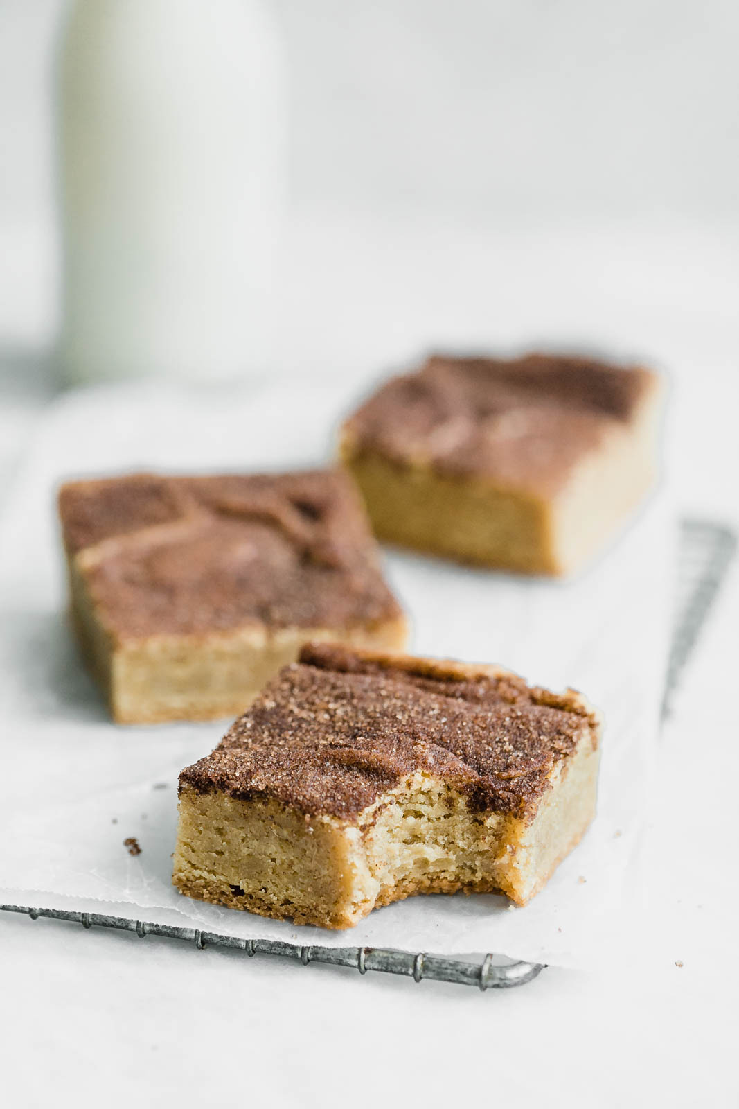 Forget snickerdoodle cookies, these chewy Bourbon Snickerdoodle Blondies are where it's at! Plus, they're boozy :)