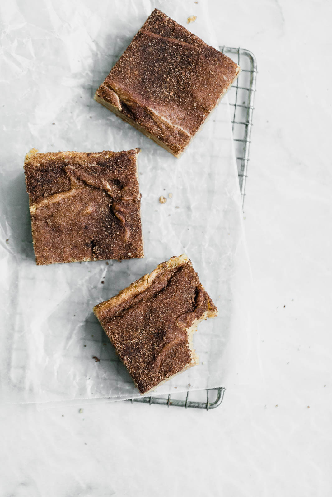 Forget snickerdoodle cookies, these chewy Bourbon Snickerdoodle Blondies are where it's at! Plus, they're boozy :)