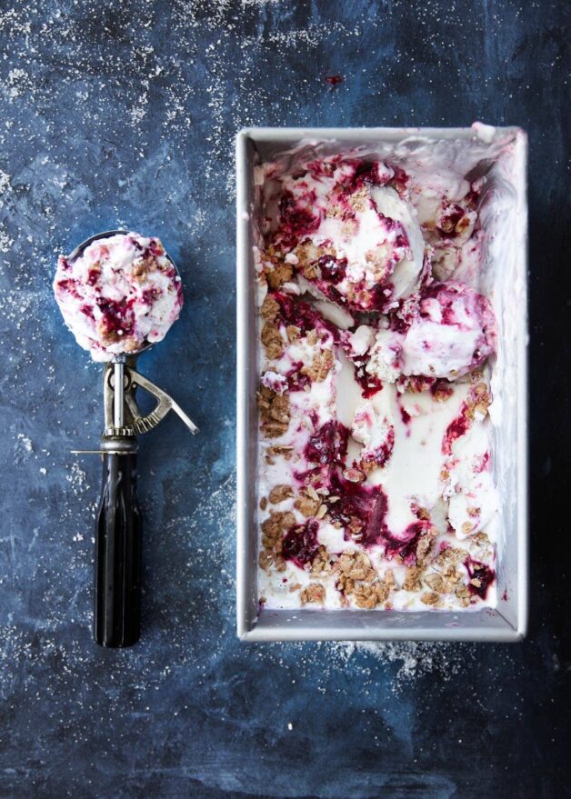 Gluten free Blackberry Crisp Frozen Yogurt that perfectly combines warm flavors in a tangy frozen yogurt
