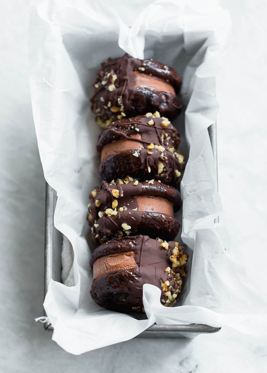 Gluten free AND dairy free Chocolate Brownie Ice Cream Sandwich Cookies! Zomgggg guys these things are unreal.