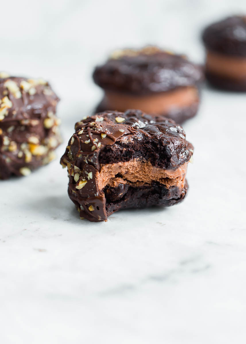 Gluten free AND dairy free Chocolate Brownie Ice Cream Sandwich Cookies! Zomgggg guys these things are unreal.