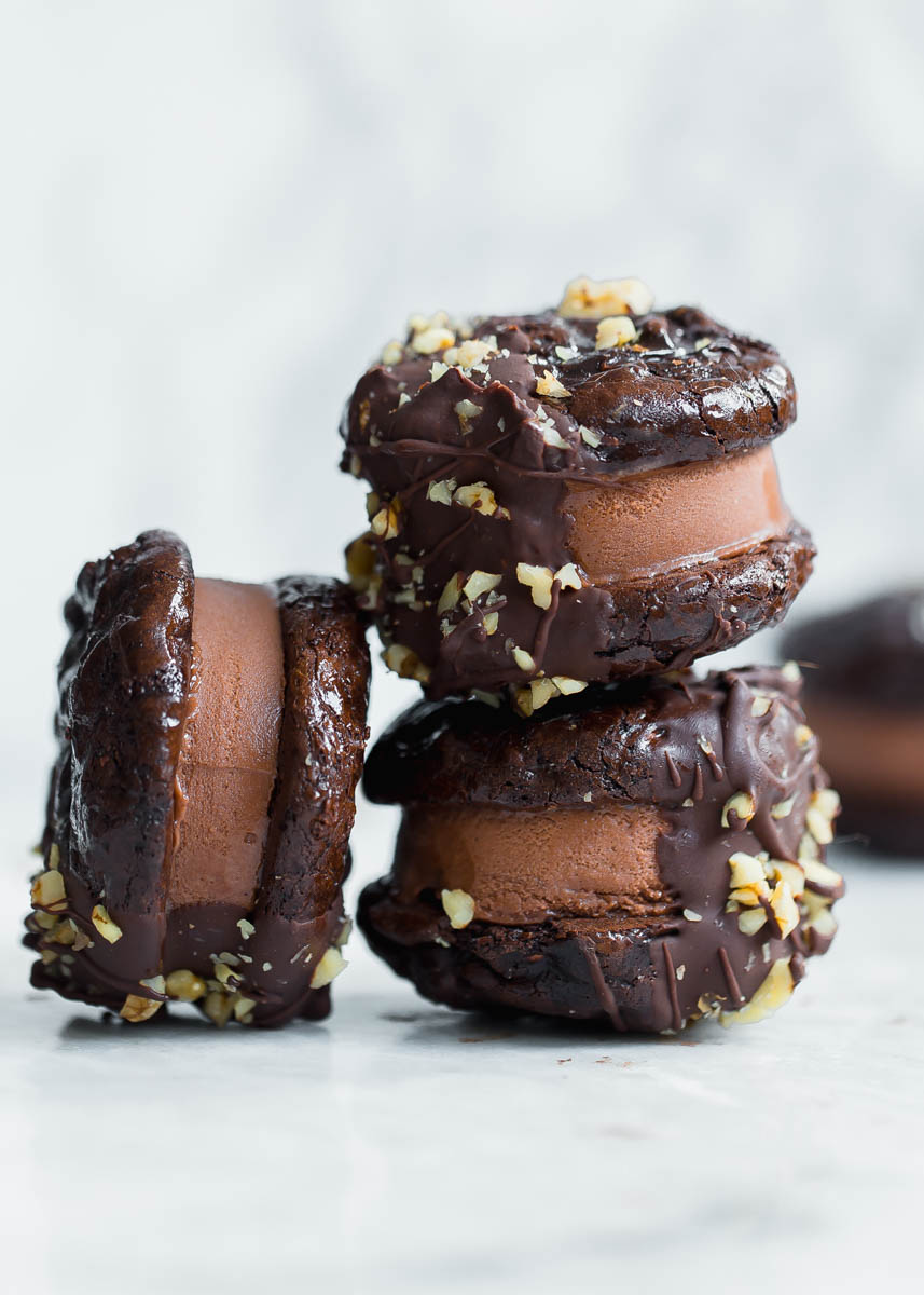 Gluten free AND dairy free Chocolate Brownie Ice Cream Sandwich Cookies! Zomgggg guys these things are unreal.