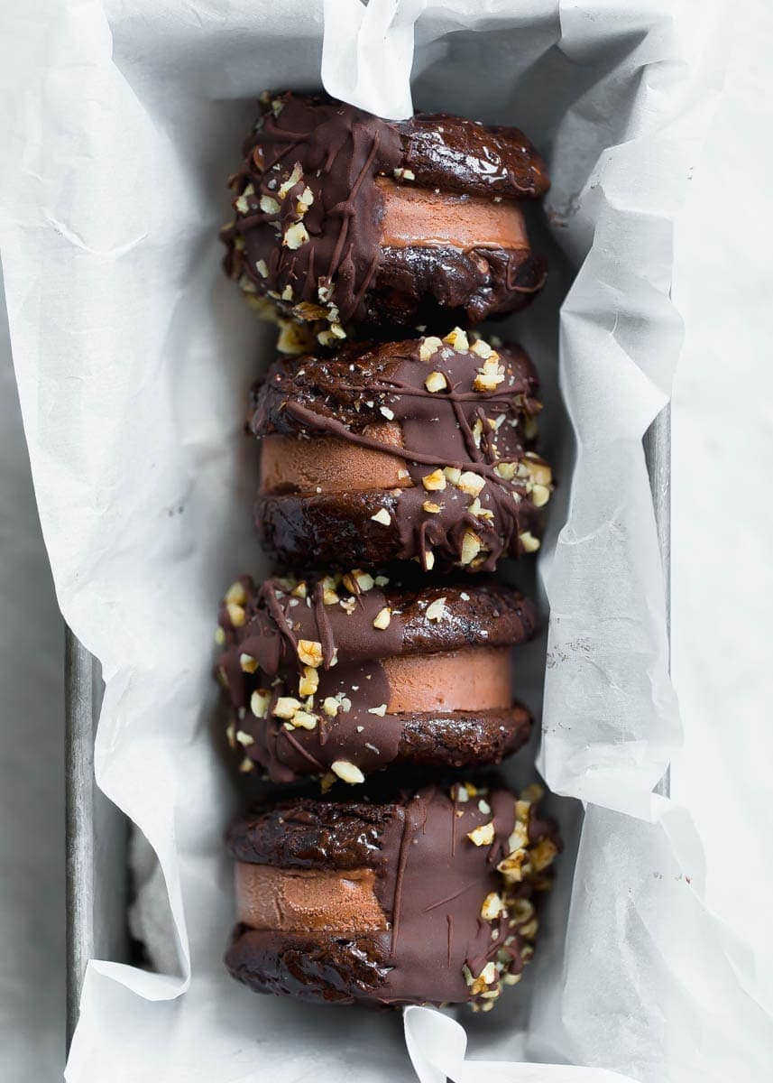 Gluten free AND dairy free Chocolate Brownie Ice Cream Sandwich Cookies! Zomgggg guys these things are unreal.