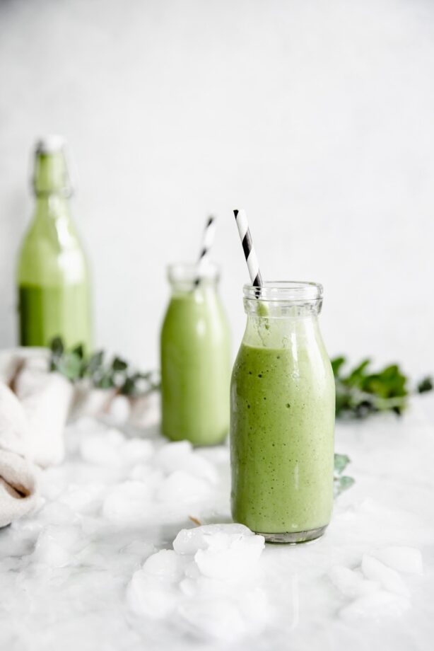This easy green smoothie recipe tastes good AND is good for you. Start your morning off right with with this protein packed green smoothie.