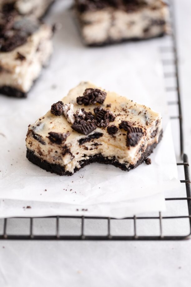 oreo cheesecake bars with oreo cookies